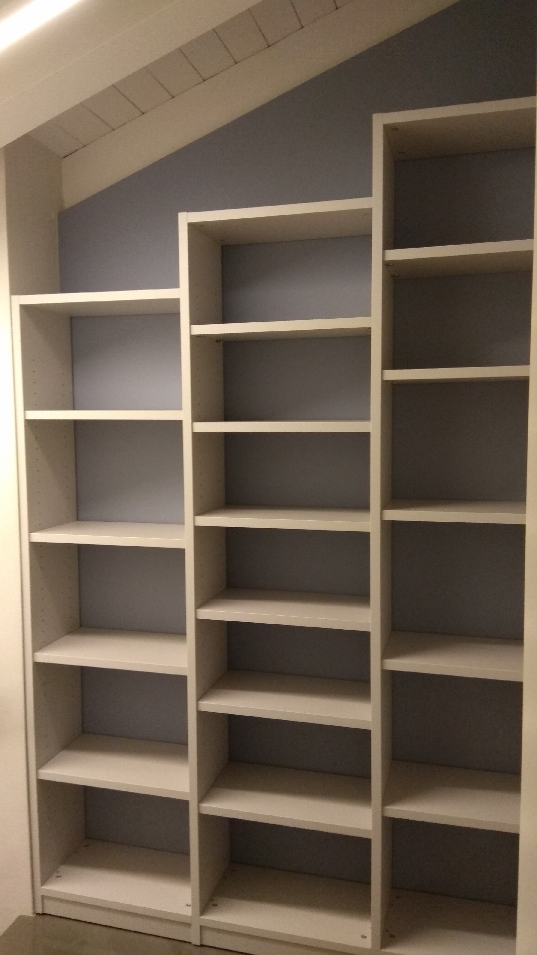 Libreria su misura a scaletta 3 vani in grigio